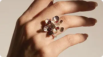 La demande mondiale de bijoux d'inspiration vintage explose chez les millennials.