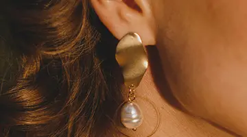 La demande mondiale de bijoux d'inspiration vintage explose chez les millennials.