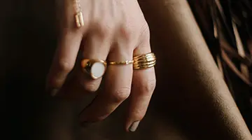 La demande mondiale de bijoux d'inspiration vintage explose chez les millennials.