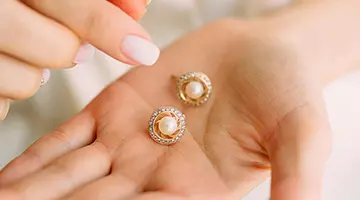 La demande mondiale de bijoux d'inspiration vintage explose chez les millennials.